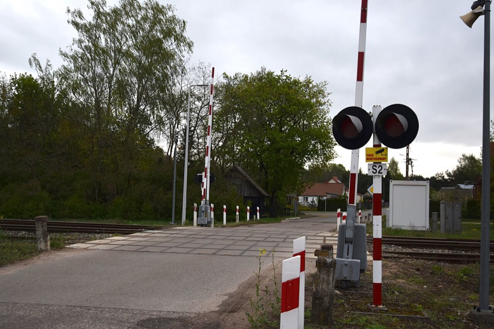 Przejazd kolejowy z sygnalizacją świetlną i rogatkami w Strabli