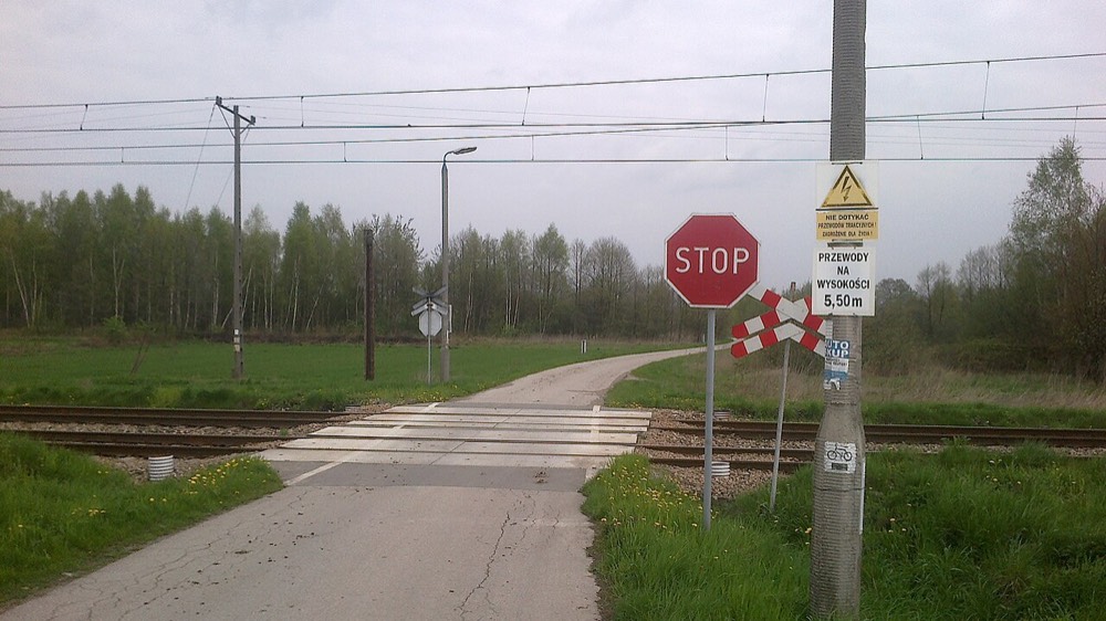 Przejazd kolejowy kategorii D ze znakiem STOP i krzyżem świętego Andrzeja