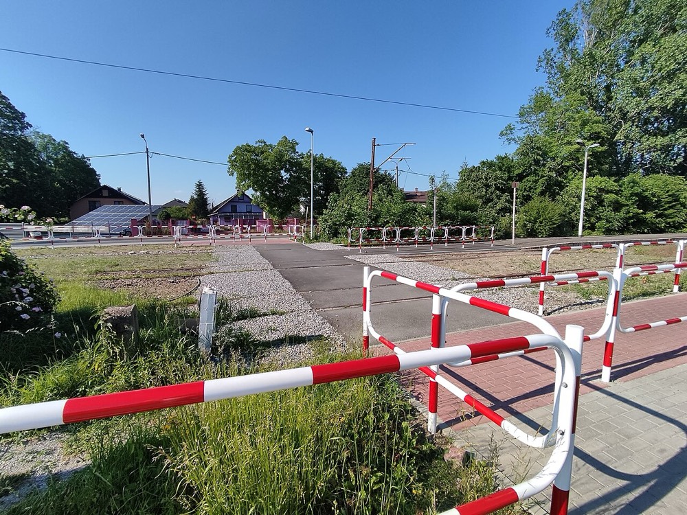 Przejście dla pieszych przez tory z barierkami w Bielsku-Białej Wapienicy